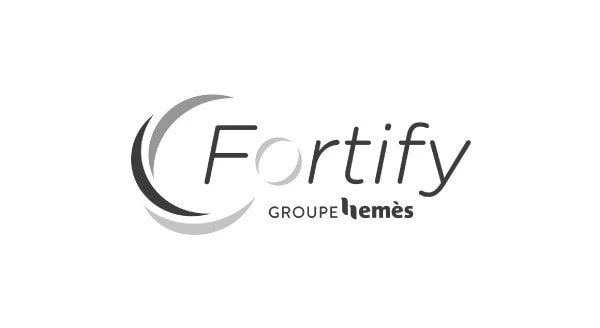 fortify-hemes_logo_niveaux-de-gris-300x164@2x.webp